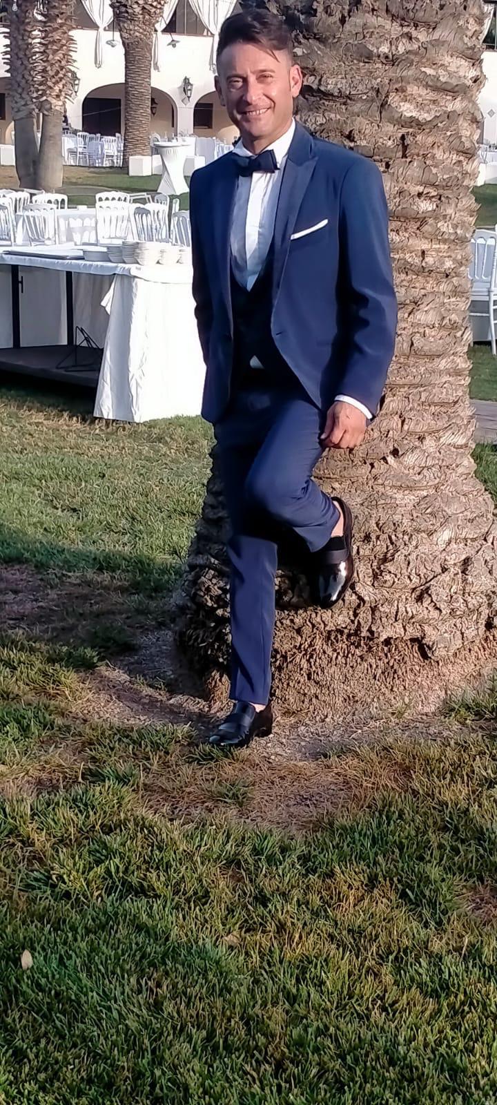 Abito da sposo blu tre pezzi con papillon