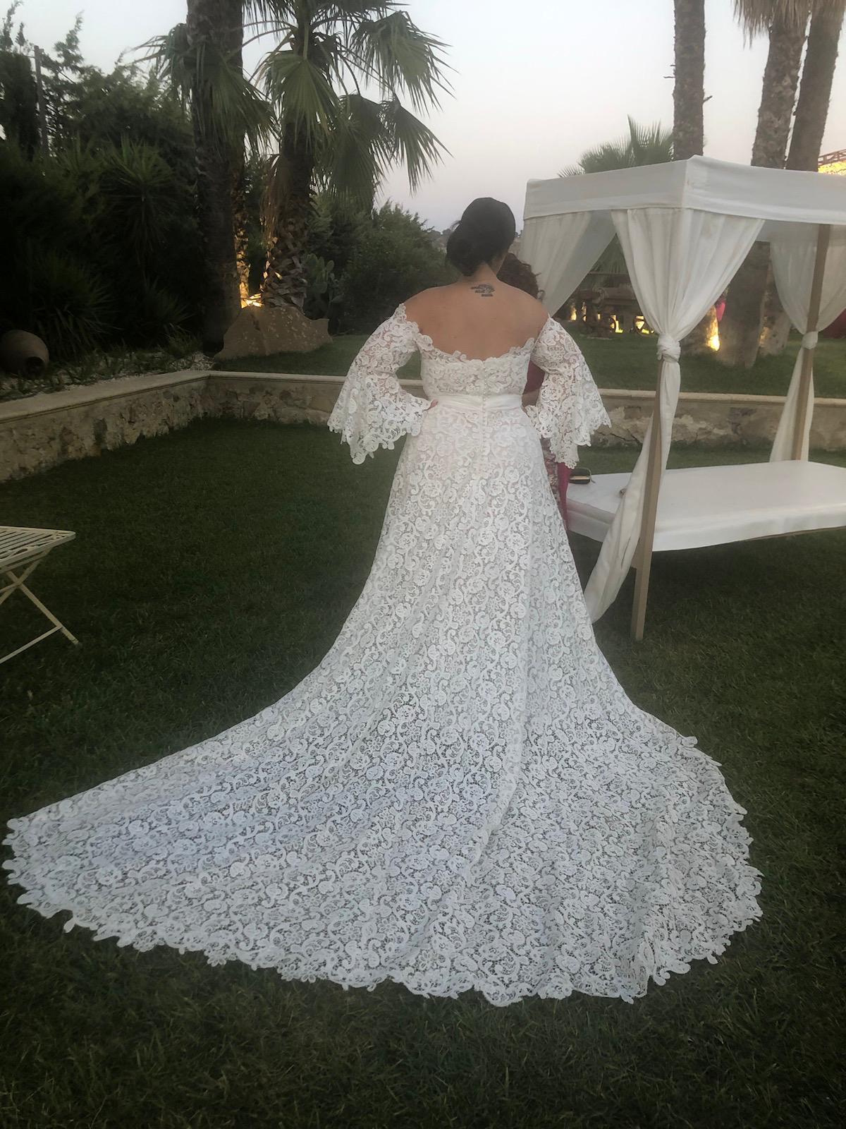 Abito da sposa in pizzo con lungo strascico