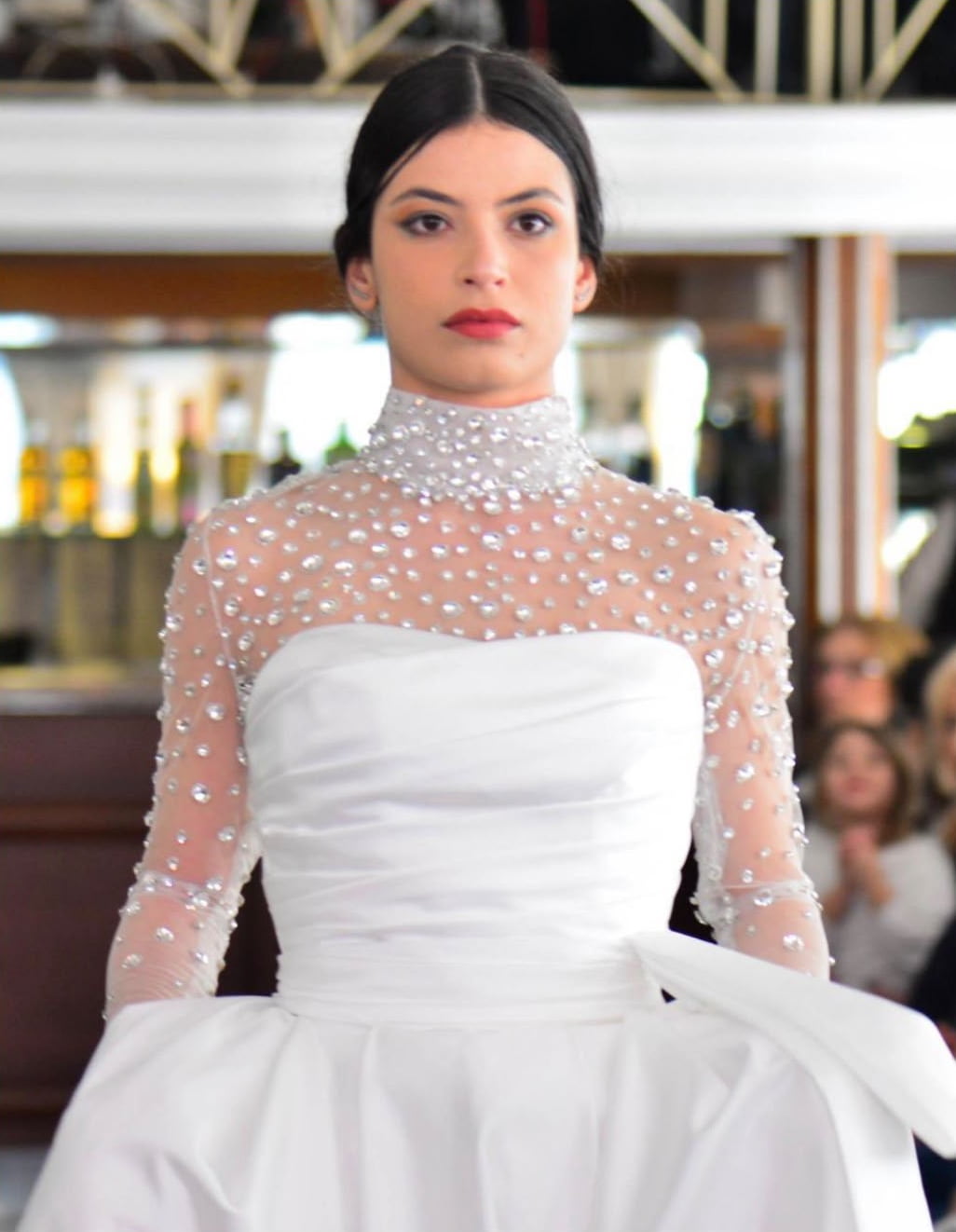 Abito da sposa con collo alto ricamato di cristalli