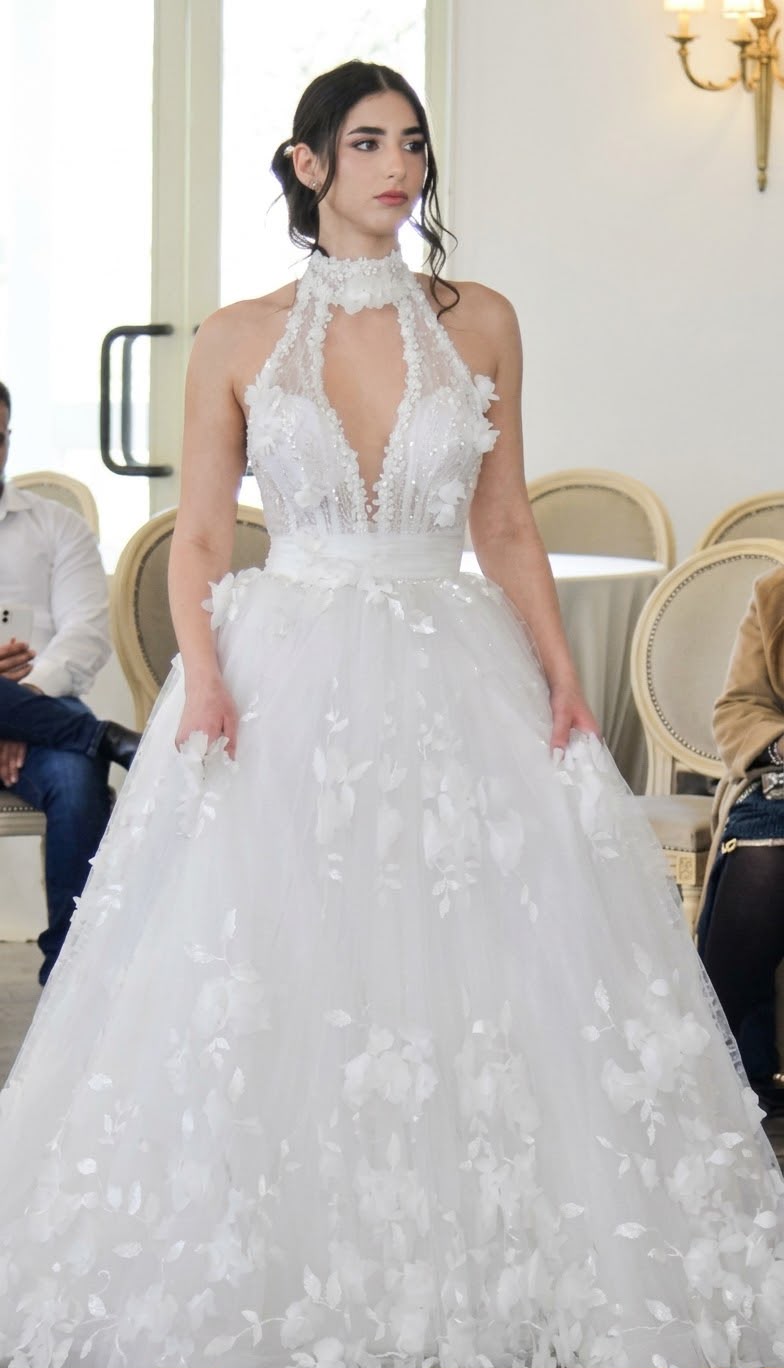 Abito da sposa con collo all'americana e fiori in rilievo
