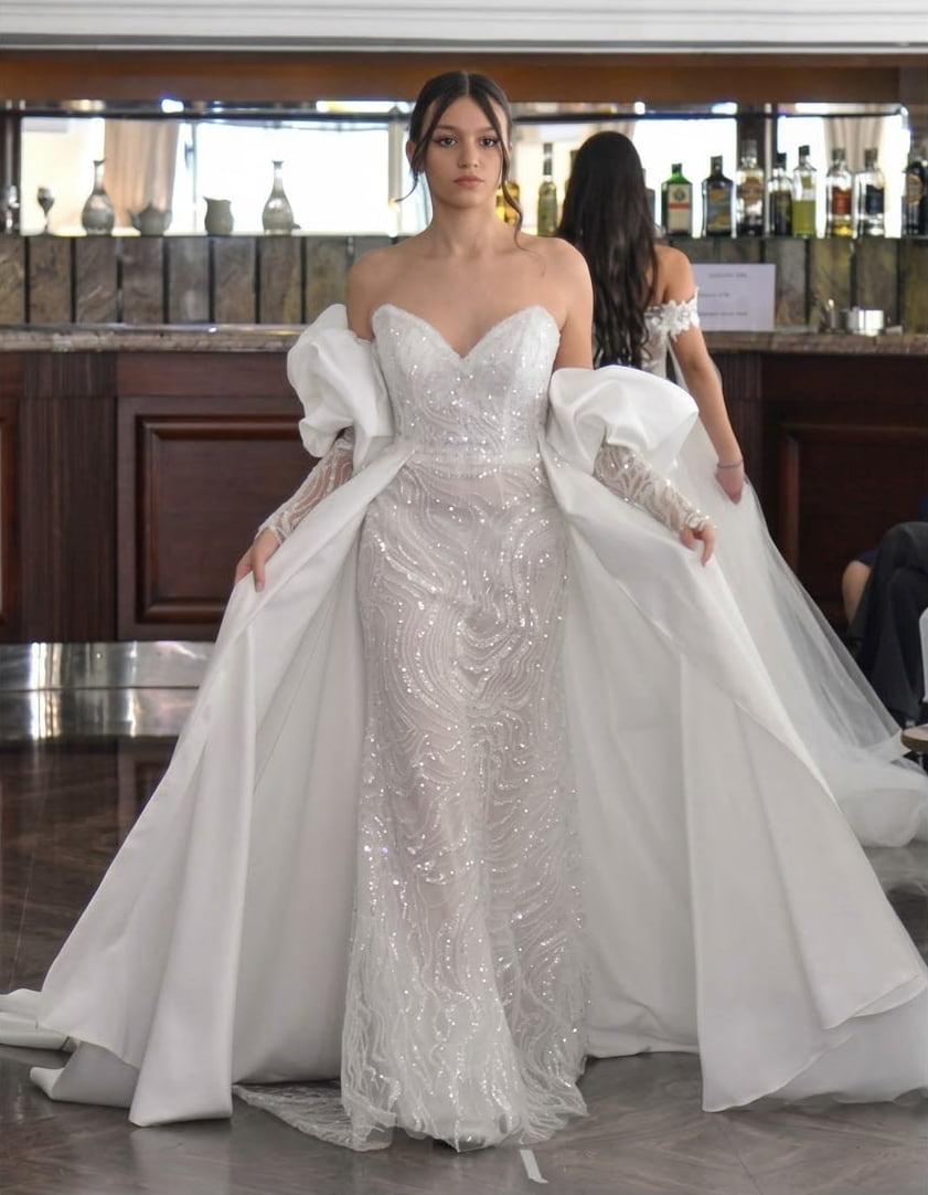 Abito da sposa a sirena con sovragonna in raso